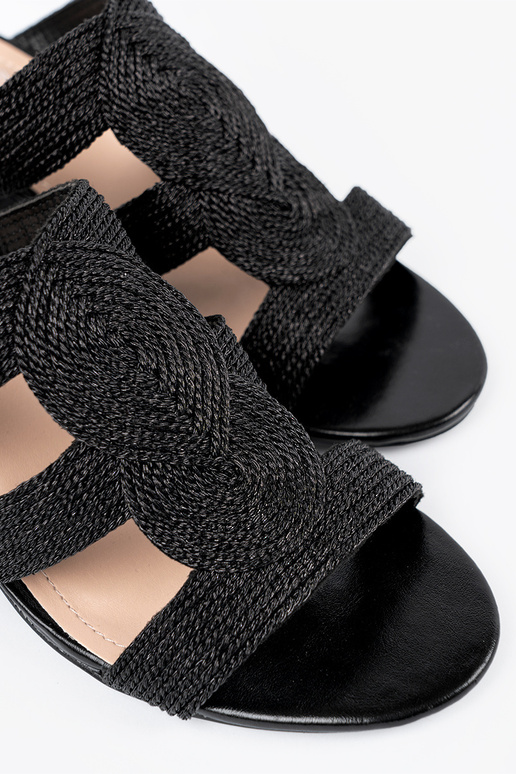 Juodos spalvos pintos basutės ant... Juodos spalvos pintos basutės ant...