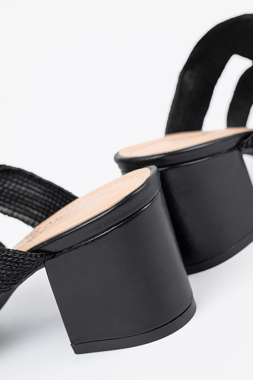 Juodos spalvos pintos basutės ant... Juodos spalvos pintos basutės ant...