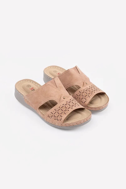 Šlepetės ant žemos platformos pudros...