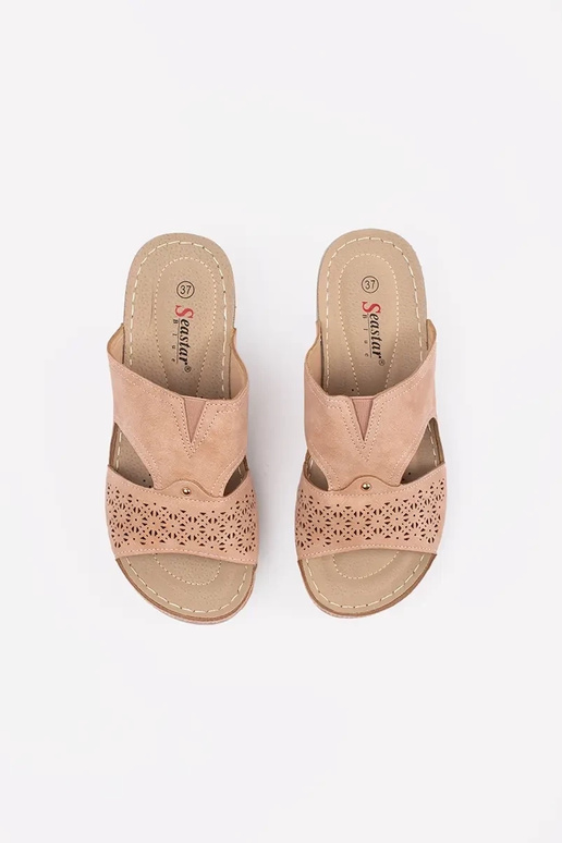 Šlepetės ant žemos platformos pudros...