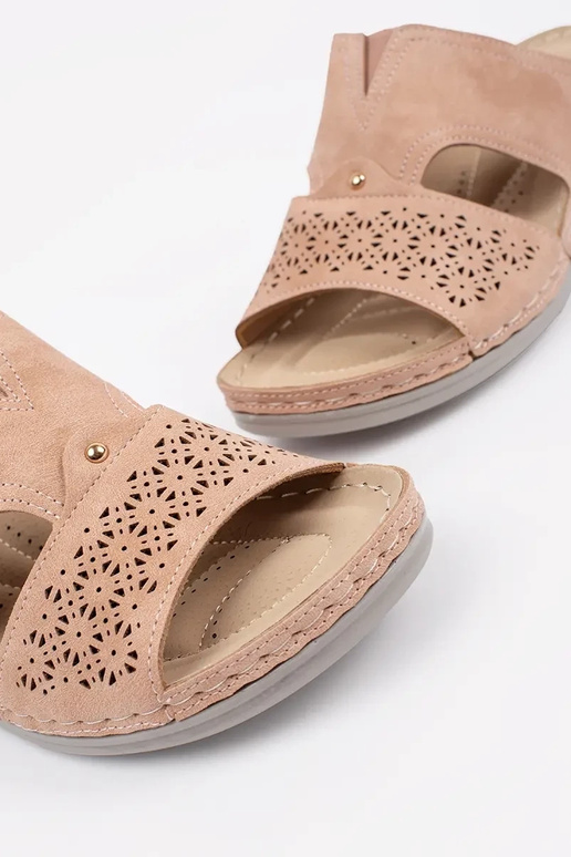 Šlepetės ant žemos platformos pudros...