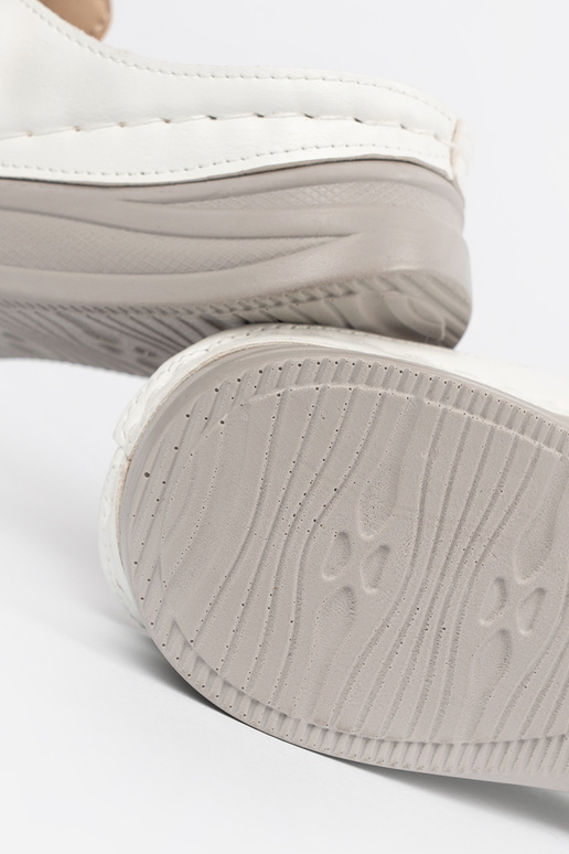 Šlepetės su uždarais pirštais ir...