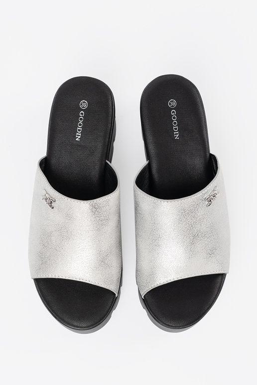 Šlepetės su juoda platforma sidabro...