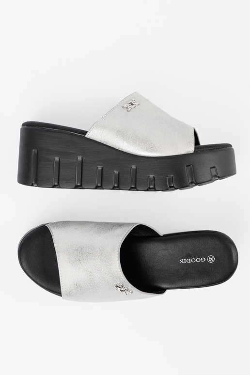 Šlepetės su juoda platforma sidabro...