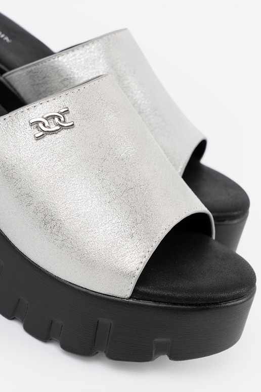 Šlepetės su juoda platforma sidabro...
