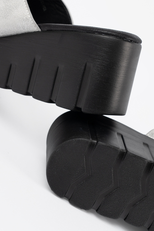 Šlepetės su juoda platforma sidabro...