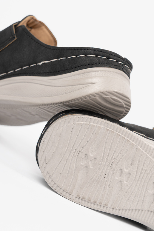 Šlepetės su uždarais pirštais ir...