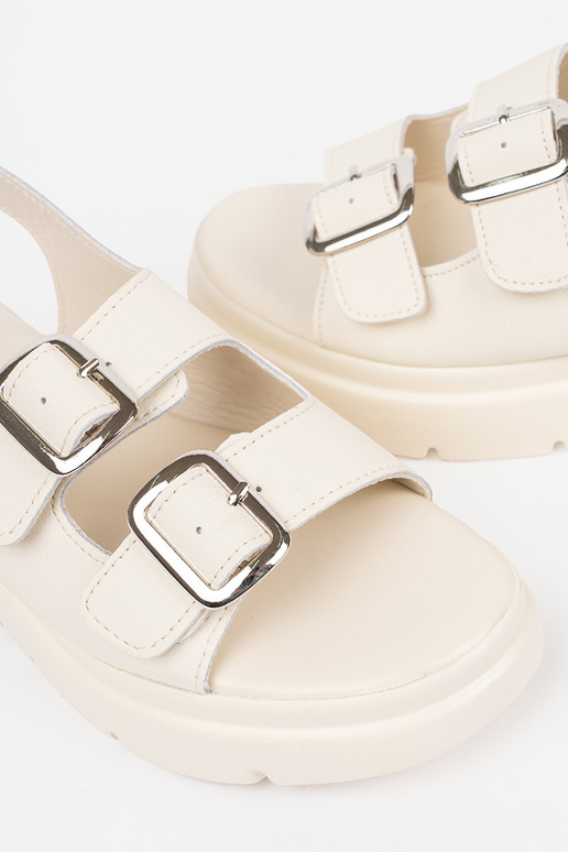 Smėlio spalvos klasikiniai sandalai... Smėlio spalvos klasikiniai sandalai...