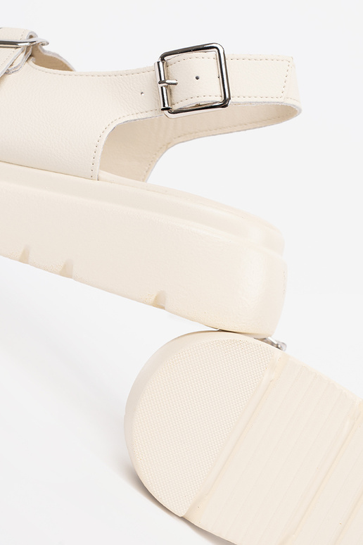 Smėlio spalvos klasikiniai sandalai... Smėlio spalvos klasikiniai sandalai...