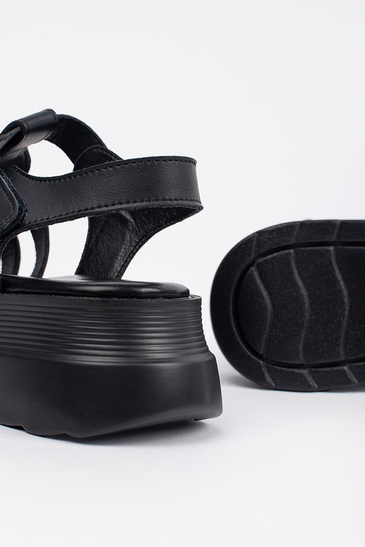 Juodos spalvos sandalai su platforma Juodos spalvos sandalai su platforma