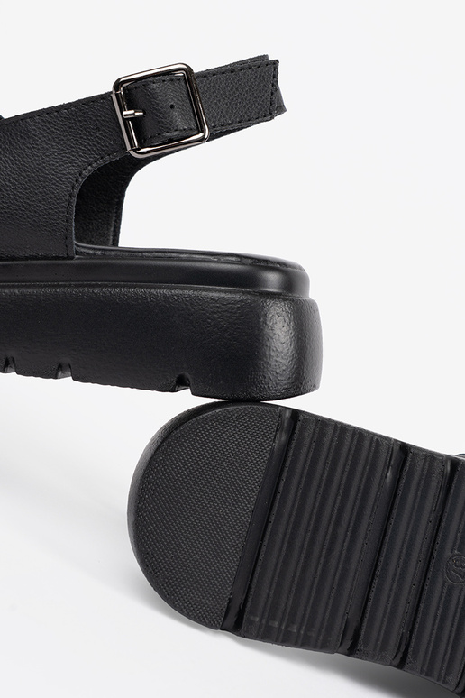 Juodi klasikiniai sandalai su platforma Juodi klasikiniai sandalai su platforma