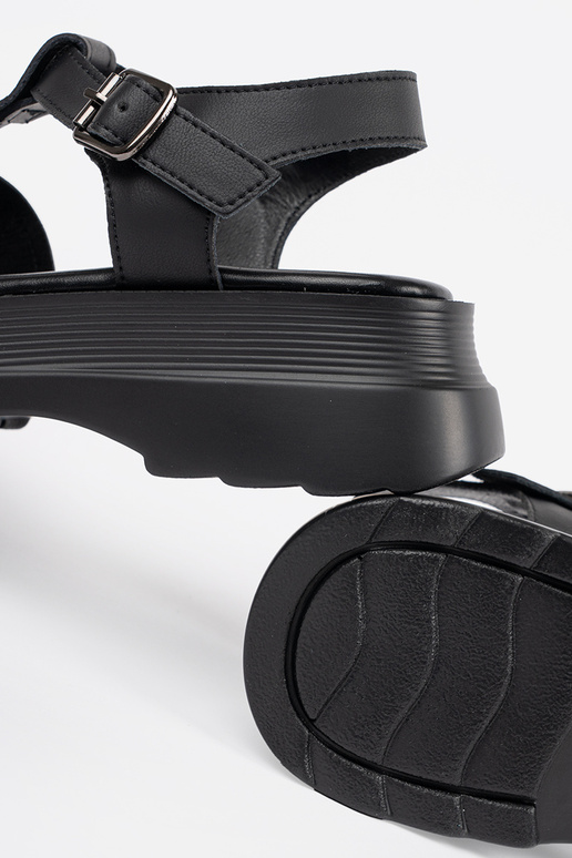 Juodi sandalai ant storo pado Juodi sandalai ant storo pado