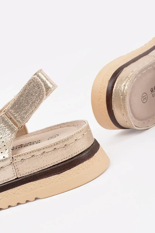 sandalai su aužūro elementais auksiniai sandalai su aužūro elementais auksiniai