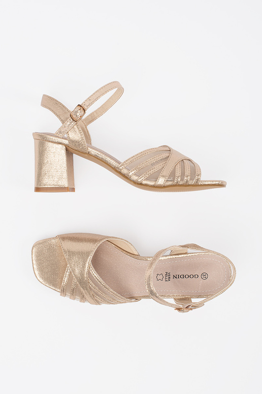Aukso spalvos blizgantys sandalai ant... Aukso spalvos blizgantys sandalai ant...