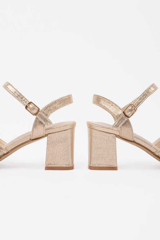 Aukso spalvos blizgantys sandalai ant... Aukso spalvos blizgantys sandalai ant...