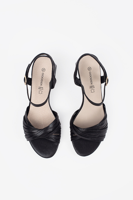 Juodos spalvos elegantiški sandalai...