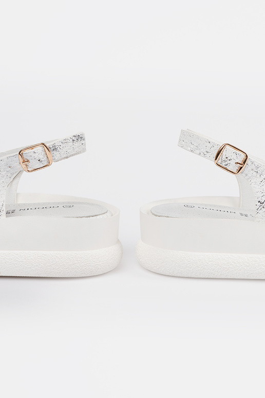 Baltos basutės su dekoracijomis