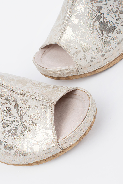 Dramaivio kaulo spalvos šlepetės ant... Dramaivio kaulo spalvos šlepetės ant...