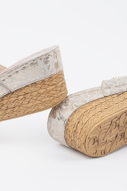 Dramaivio kaulo spalvos šlepetės ant... Dramaivio kaulo spalvos šlepetės ant...