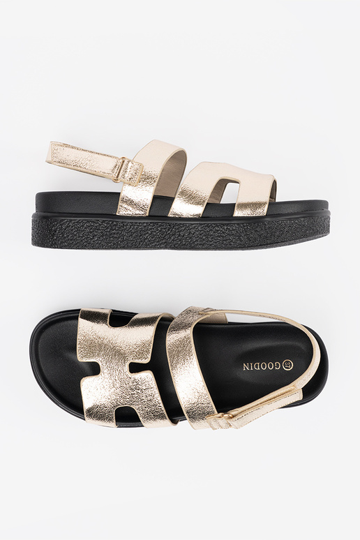 Klasikinio modelio sandalai su... Klasikinio modelio sandalai su...