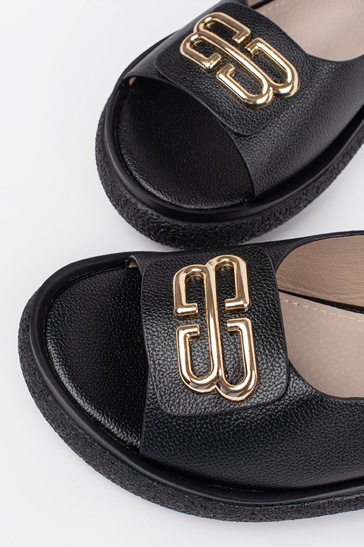 Juodi butai sandalai su dekoracija