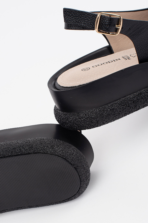 Juodi butai sandalai su dekoracija