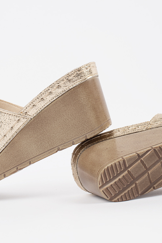 Moteriškos šlepetės ant platformos...