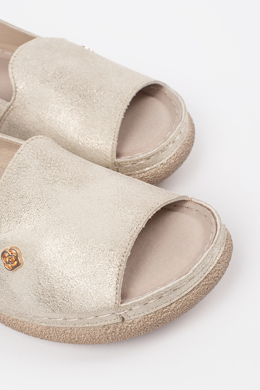 Aukso spalvos sandalai su odine įdėkle