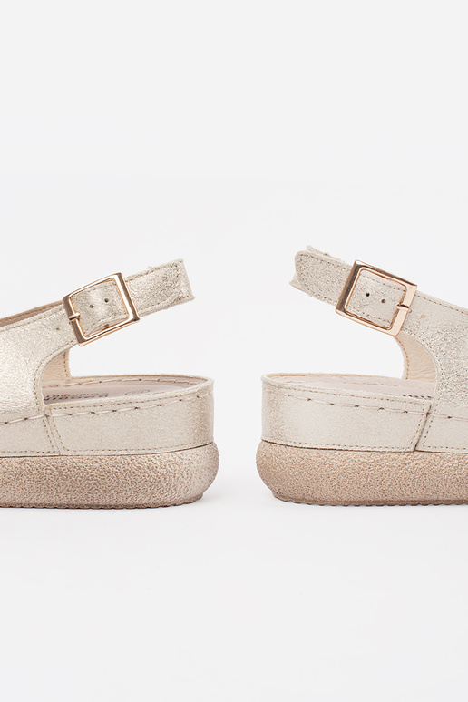 Aukso spalvos sandalai su odine įdėkle