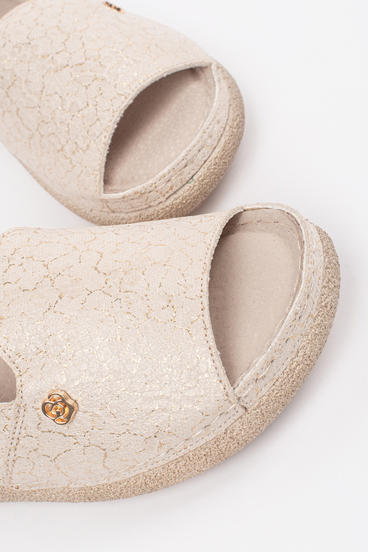 Smėlio spalvos sandalai su odine... Smėlio spalvos sandalai su odine...