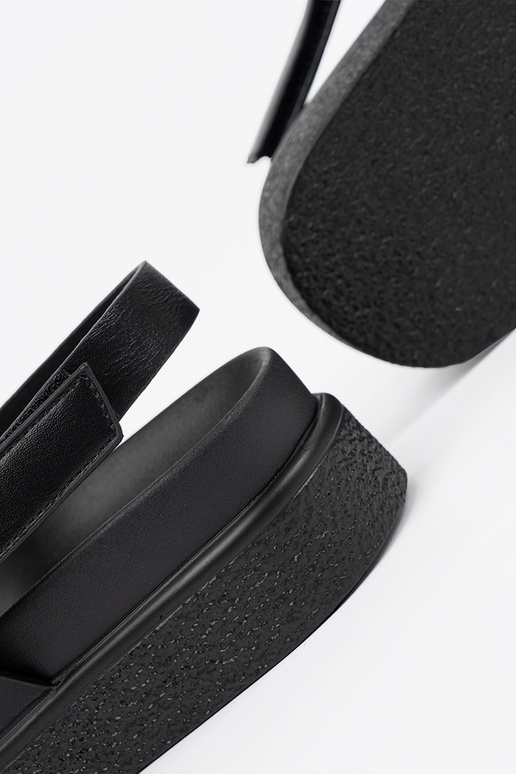 Juodos spalvos platforminiai sandalai