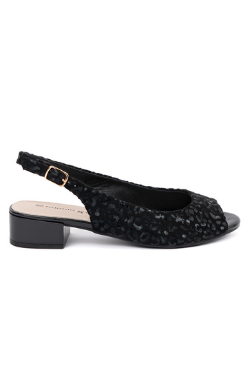 Juodi sandalai ant žemo...