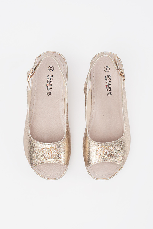 Aukso spalvos sandalai ant platformos... Aukso spalvos sandalai ant platformos...