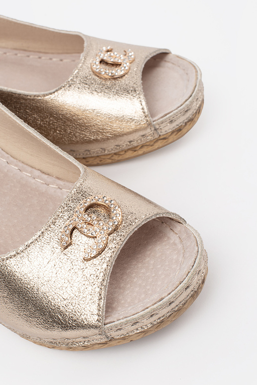 Aukso spalvos sandalai ant platformos... Aukso spalvos sandalai ant platformos...