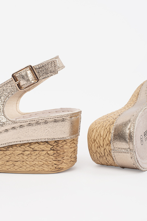 Aukso spalvos sandalai ant platformos... Aukso spalvos sandalai ant platformos...