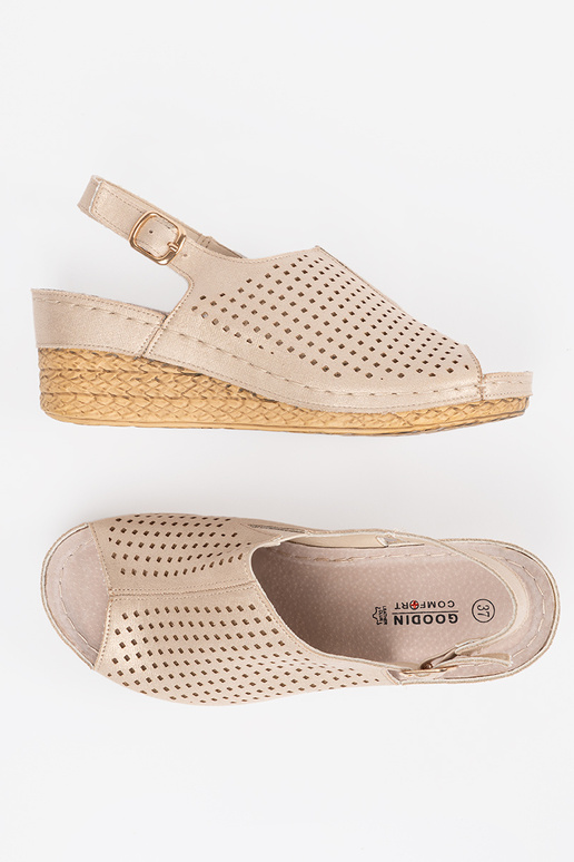 Auksinės basutės ant platformos