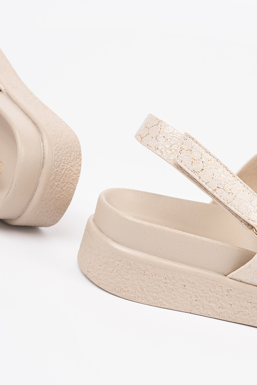 Klasikinio modelio sandalai su... Klasikinio modelio sandalai su...