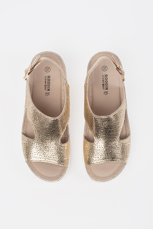 Aukso spalvos sandalai ant šviesios...