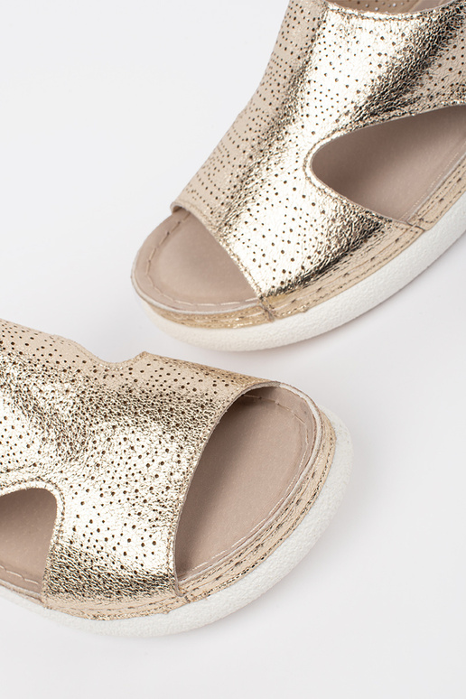 Aukso spalvos sandalai ant šviesios...