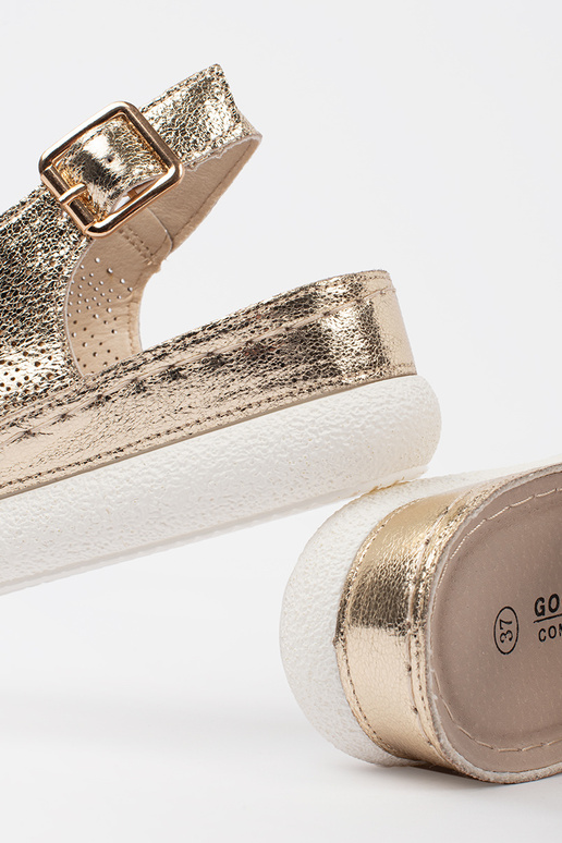 Aukso spalvos sandalai ant šviesios...