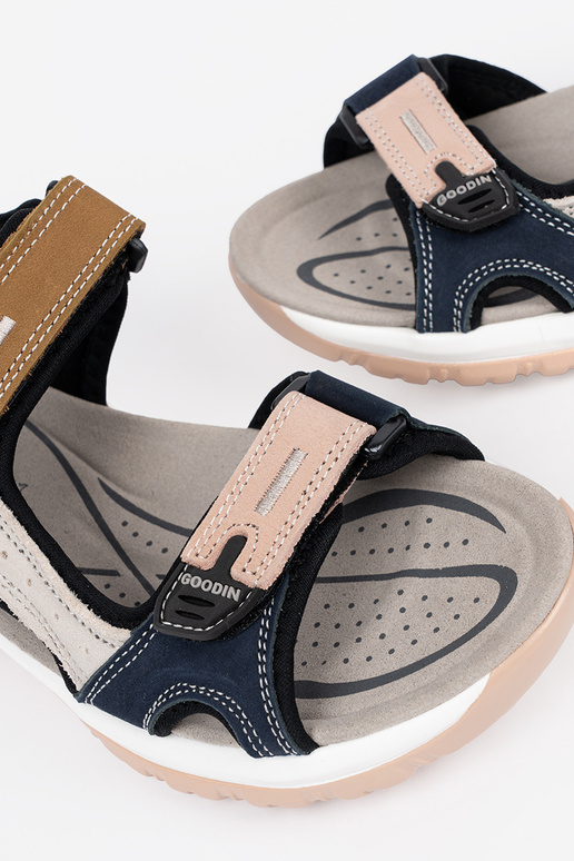 Įvairių spalvų sportinės basutės