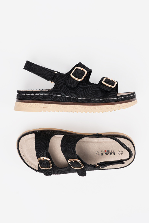 Juodi sandalai su auksiniais elementais