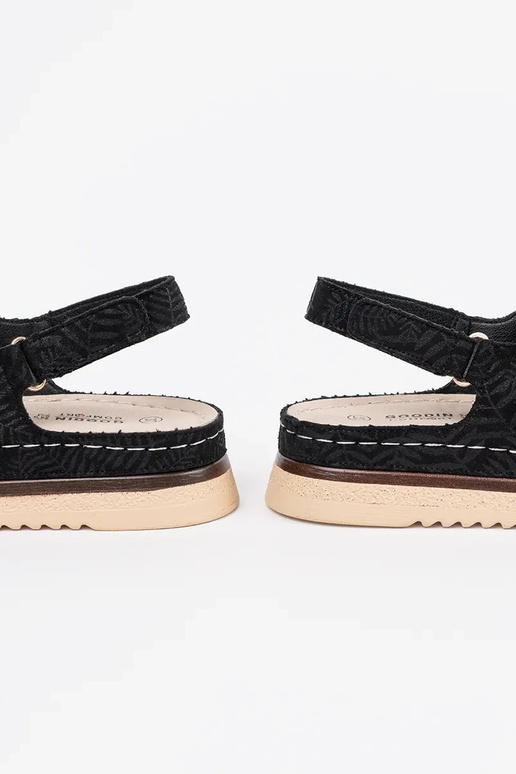 Juodi sandalai su auksiniais elementais