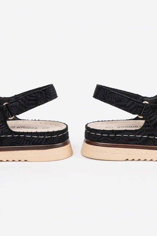 Juodi sandalai su auksiniais elementais