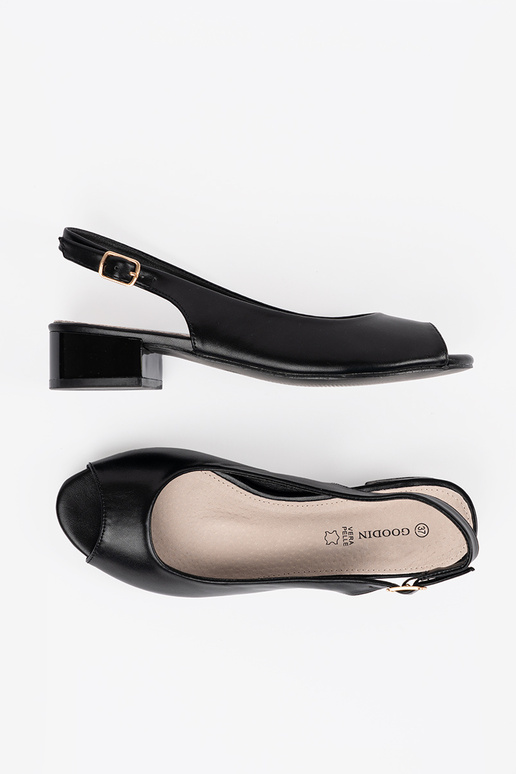 Juodi elegantiški sandalai ant žemo...