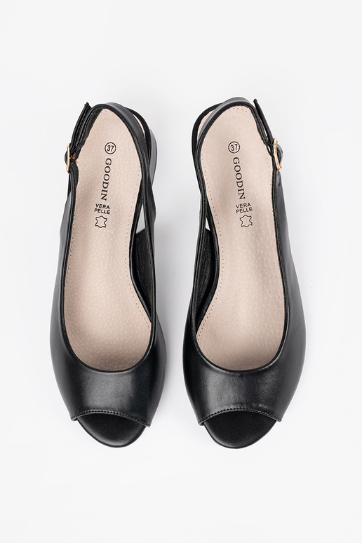 Juodi elegantiški sandalai ant žemo...