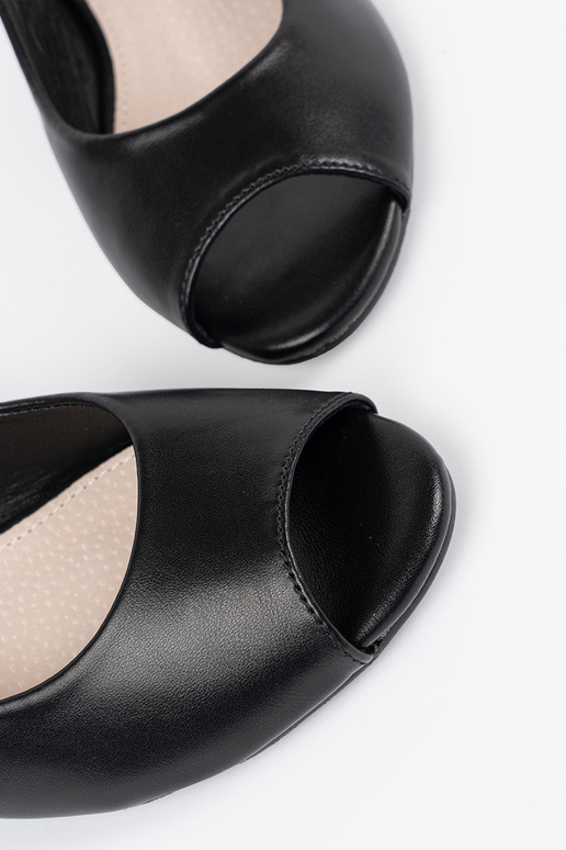 Juodi elegantiški sandalai ant žemo...