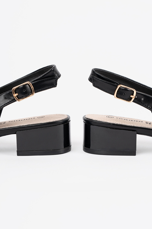 Juodi elegantiški sandalai ant žemo...