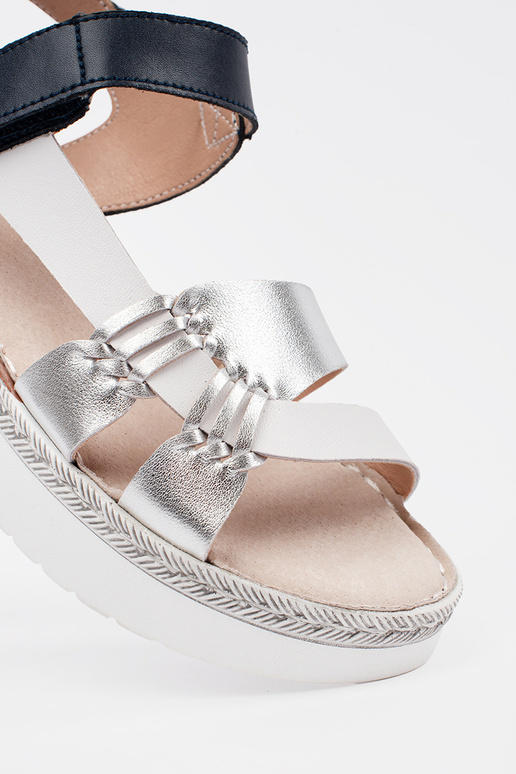 Baltos-mėlynos spalvos sandalai su... Baltos-mėlynos spalvos sandalai su...