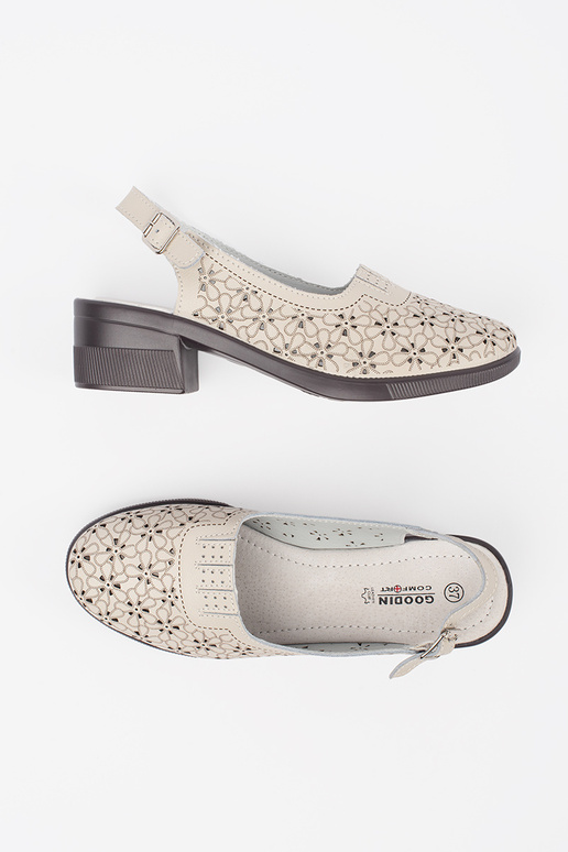 Smėlio spalvos sandalai ant žemo kulno Smėlio spalvos sandalai ant žemo kulno